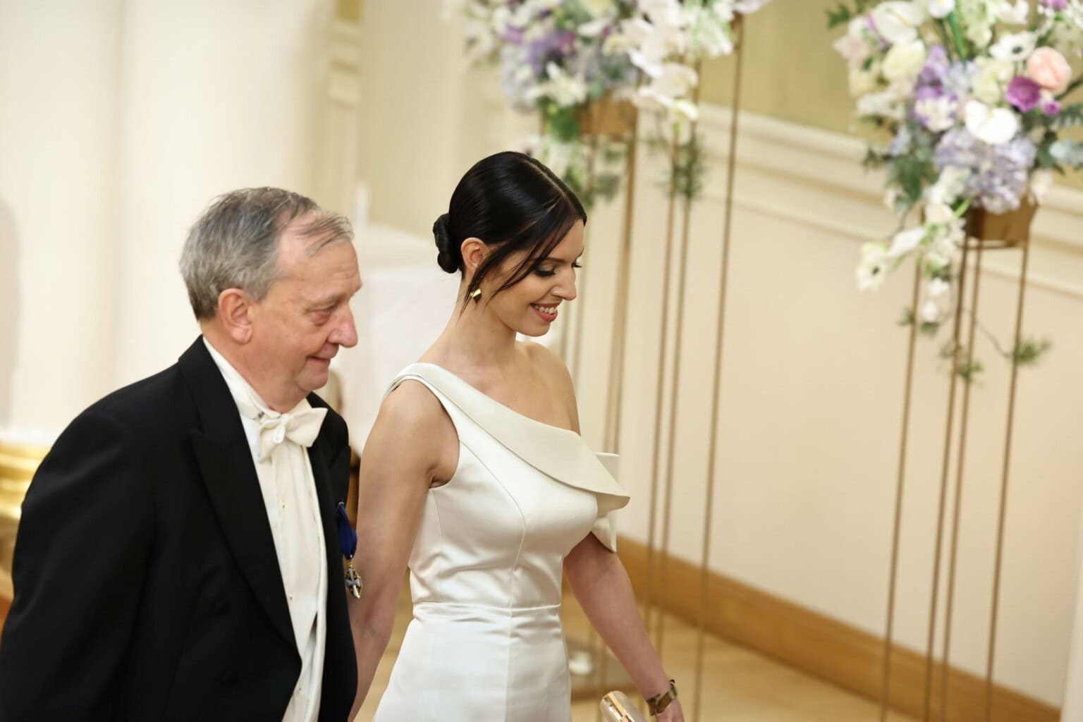 Jasmine Pajari astelee tässä upeassa mekossa Linnan juhliin Como.fi