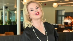 Helena Lindgren kuvassa täysi-ikäisen pojanpoikansa kanssa – katso