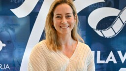 Tältä Iina Kuustonen näytti vanhojentanssimekossaan – ”Erykah Badu”