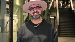 Esko Eerikäinen julkaisi taas lapsuuskuvia – ”En kestä”