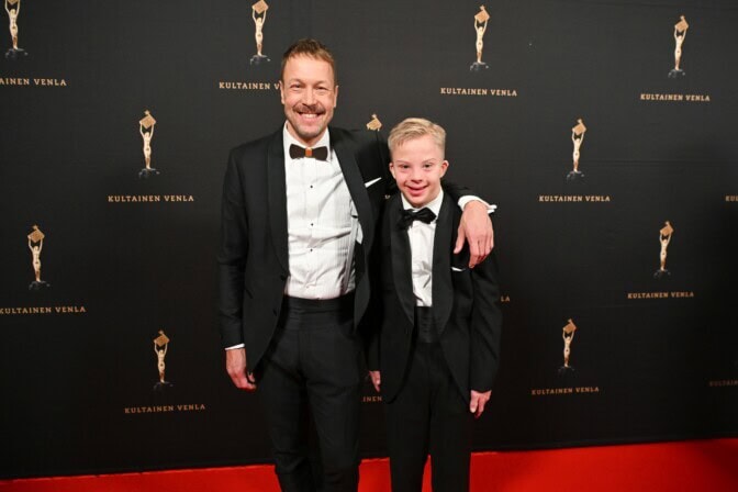 Mikko Peltola kertoo ylpeänä Osmo-poikansa saavutuksesta