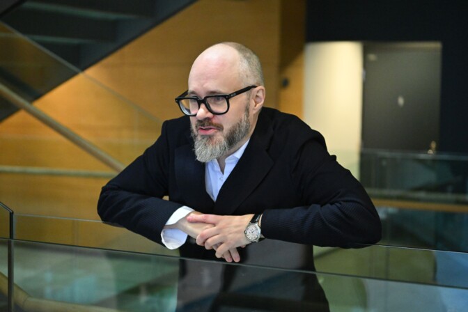 Tuomas Enbuske tekaisi peruukin – ”Koiralta lähti kevään kunniaksi karvaa”