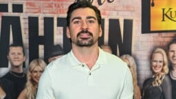 Gogi Mavromichalis jäi rysän päältä kiinni auton ratissa