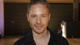 Sauli Koskinen vaihtoi puvun mekkoon – ”Aikamoisia sulosääriä”