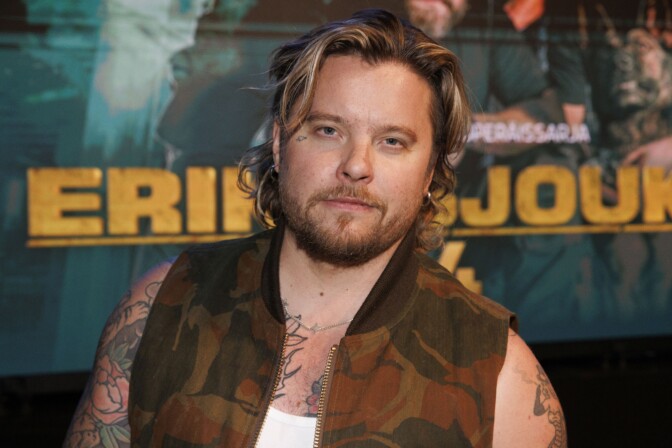 Archie Cruz on Espanjassa mieluisassa puuhassa – ”Palveluksessanne”