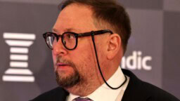 Paavo Arhinmäki teki tarpeensa parkkipaikalla, kertoo Seiska kuvin