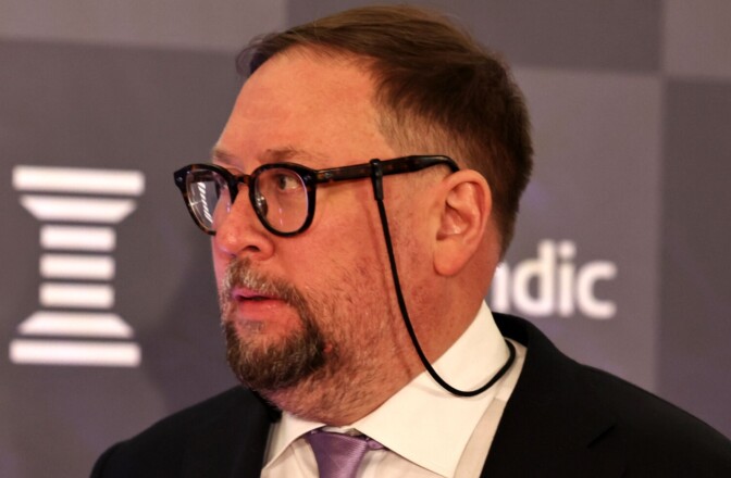 Paavo Arhinmäki teki tarpeensa parkkipaikalla, kertoo Seiska kuvin