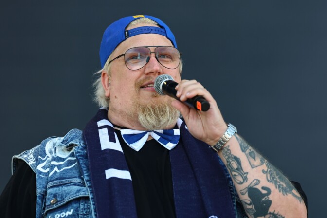 Arttu Wiskari sai suru-uutisen ja nousi lavalle – ”Rauha hänen sielulleen”