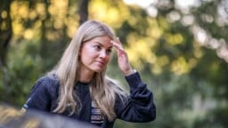 Janni Hussi iloisena: ”Yllätyksellä ei sitten ollutkaan neljää jalkaa”