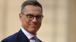 Alexander Stubb julkaisi vieraistaan kuvan – Kaj Kunnas häkeltyi