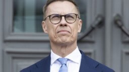 Alexander Stubbin erikoinen juhannuskuva – ”Pressat huussissa”