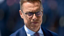 Alexander Stubb löysi kellarista Kekkosen juomat – laittoi ne näytille