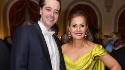 Marja Hintikka esittelee joulunsa – ”Pia Penttala ja Teuvo Loman”