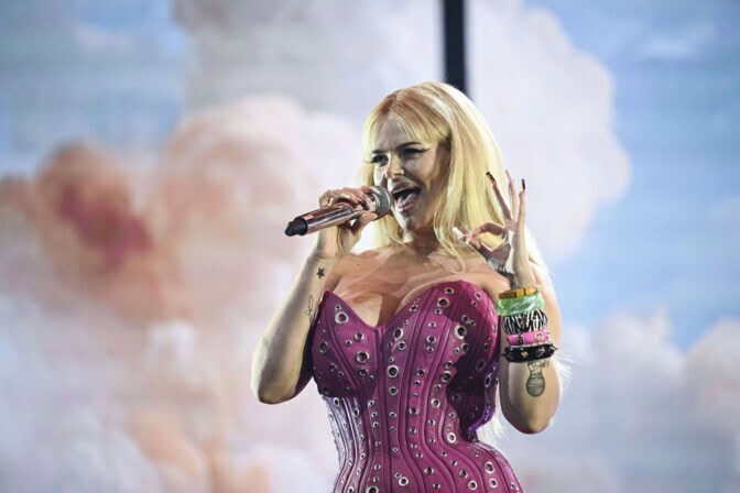 Erika Vikmanilta lisää upeita lomakuvia – ”Haluun ton mekon”