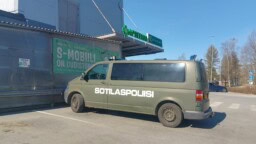 Sotilaspoliisin autosta paljastui pieni mutta paljon puhuva asia – katso kuvat