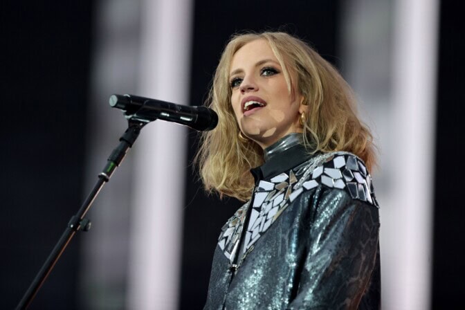 Elli Haloo synnytti – julkaisi esikoisestaan kuvan