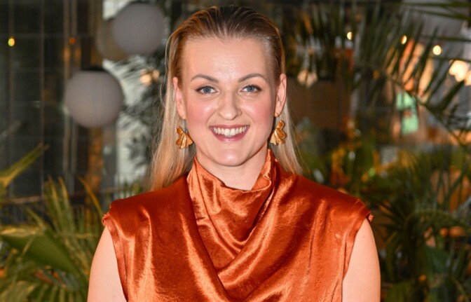 Jenni Poikelus on raskaana – katso raskauskuvat