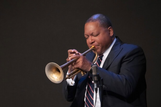 Eräs maailman arvostetuimmista jazzmuusikoista saapuu Suomeen – ura hakee vertaistaan