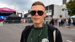 Laulaja Aki Samuli on nyt Aki Kirvesnimi – tässä hääkuva