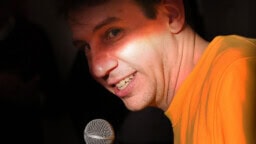 Aku Hirviniemi puheli tuhmia suomalaislaulajalle – video kavaltaa