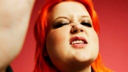 Suomalainen supertähti Alma laistaa koko ajan velvollisuuksistaan