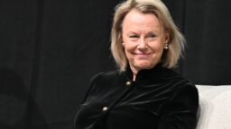 Tässä tuore kuva 81v täyttävästä Arja Saijonmaasta – mukana myös sisar