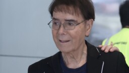 Uskomatonta: Tältä näyttää Cliff Richard, 85, joka keikkailee yhä