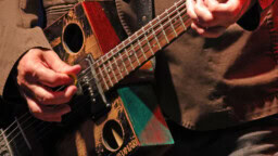 Tätä ei 1980-luvulla kukaan osannut odottaa: legendaarisen suomalaisrokkarin dokumentti nyt leffateatterissa