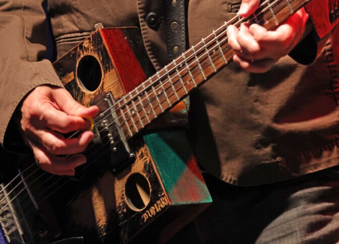 Tätä ei 1980-luvulla kukaan osannut odottaa: legendaarisen suomalaisrokkarin dokumentti nyt leffateatterissa