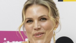 Podcast: Julkkis-Emilia erosi, vaikka mies teki kotityöt ja hieroi pohkeet: Sai merkin universumilta