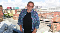 Laulaja Joel Hallikainen järkyttyi: Rakas talo paloi poroksi