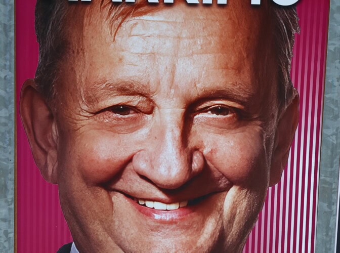 Hjalliksen ylläri: Ryhtyikö entisen superbändin manageriksi Tommi Liimataisen nokan edestä vai mistä tässä on kyse?