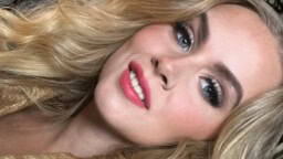 Helmi Loukasmäki esiintyy takavuosien huipputähden kanssa