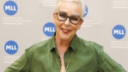 Suomen tunnetuin maskeeraaja Raili Hulkkonen 80 vuotta – tällainen julkkiskerma kokoontui onnittelemaan