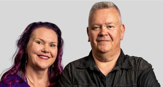 Aki ja Heli Palsanmäki nauravat kuvassa