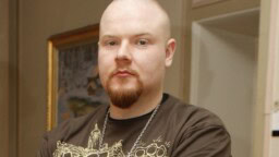 Suomalaismuusikon läheinen kaatui suihkussa – syyttää Razmyarin ehdotusta vastuuttomaksi