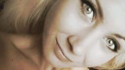 Suomalaiskaunotar Kyproksella käänsi miesten päät – seksipommin kuvat pistävät hormonit hyrisemään