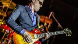 Eräs maailman arvostetuimmista bluesrock-kitaristeista saapuu Suomeen jättikeikalle