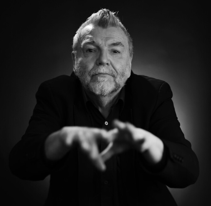 Mainosmaailmassa menestynyt, prosenttijengiin liittynyt Juha Larsson joutui vuosiksi vankilaan tapon yrityksestä – nyt kohurokkari kertoo hänen tarinansa