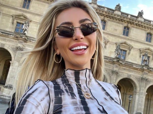 Pakko nähdä! Playboy-Khloe pukeutui vain koruun - nyyyyt näkyy läpi.... - Como.fi