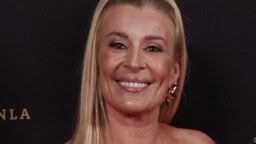 Taasko se tippui tuolilta – uutisankkuri Kirsi Alm-Siira makaa studion lattialla