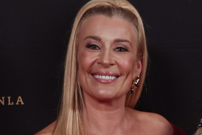 Taasko se tippui tuolilta – uutisankkuri Kirsi Alm-Siira makaa studion lattialla