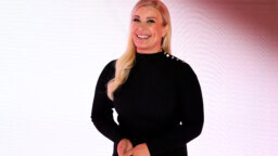 MTV: Uutisankkuri Kirsi Alm-Siira kaatuili umpihumalassa baarissa – ”Mokasin pahasti”