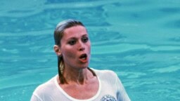 Tänään tv:ssä: vuonna 1987 ilmestyneen kreisikomedian jatko-osa muistetaan tästä märkä t-paita-kohtauksesta