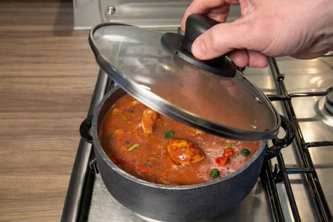 Mies kokkasi lihapataa, nosti kannen ja ällistyi toden teolla