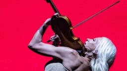 Mitä ihmettä: Linda Lampeniuksen viulua ei kuulla Euroviisuissa