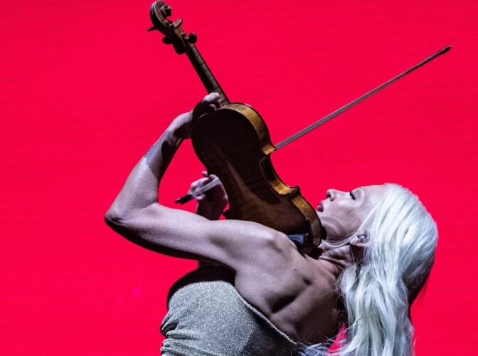 Mitä ihmettä: Linda Lampeniuksen viulua ei kuulla Euroviisuissa