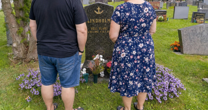 Kohtasimme Olli Lindholmin haudalla pariskunnan, jolla on erikoinen harrastus: ”Onpa hyvä ettei näytetä naamaa julki”