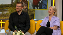Maajussille morsian -pari Kalle ja Niina: Iloisia uutisia kerrottavana