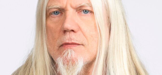 Marko Hietala katsoo kameraan vakavana